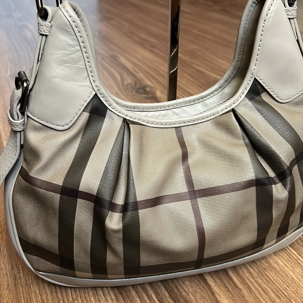 A40- 💯 % authentic Burberry shoulder bag - Picture 8 of 16